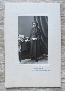 Kabinett Foto auf Karton / Regensburg / 1900-1910 / Foto Atelier M Graggo / Neupfarrplatz 11 / Kommunion Mädchen Kleid